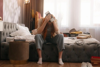 «Муж-абьюзер внушил мне, что я не имею права бросить его. Хочу сбежать, но боюсь чувства вины»