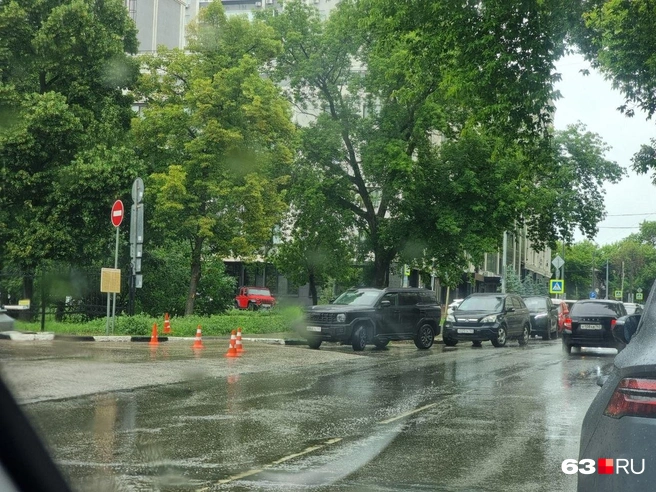 Желающие заправиться ждут около АЗС | Источник: Роман Данилкин / 63.RU