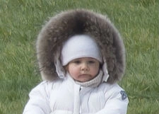 2-летняя дочь Николя Саркози и Карлы Бруни на прогулке в парке