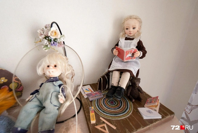 Эта кукла с букварем живет у Анастасии дома. И никуда отсюда не уедет, так и знайте | Источник: Илья Чикотин / 72.RU