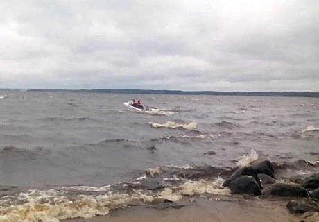 Опубликовано видео с места гибели детей на озере в Карелии | ya62.ru