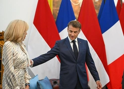 Первый выход в свет после скандала с пощечиной: Брижит и Эммануэль Макрон в Монако