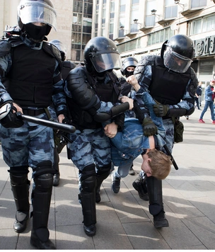 Десятки священников написали письмо в защиту арестованных на акциях протеста. РПЦ это не понравилось