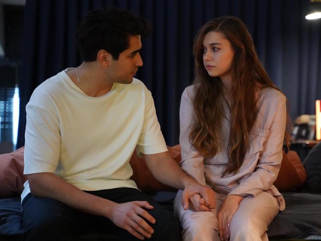 Почему Афра Сарачоглу и Мерт Рамазан Демир не хотят, чтобы их упоминали  вместе | theGirl