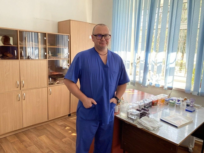 Несмотря на особенности профессии, близкие всё равно обращаются к Виталию за консультациями | Источник: Ирина Господаренко / NGS22.RU