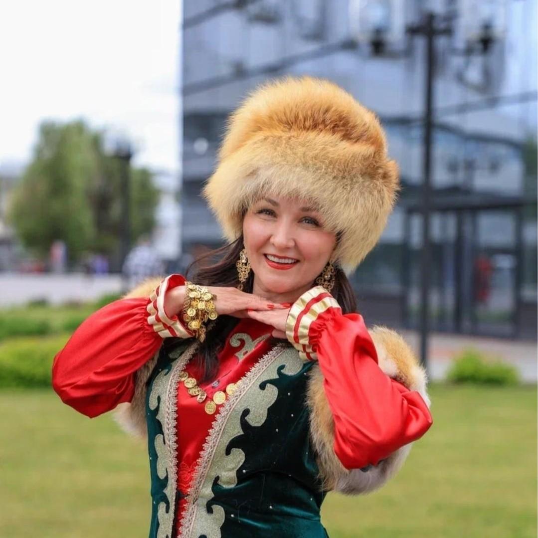 «Внуки уже не удивляются»: 50-летняя нефтяница из Югры взяла корону на конкурсе красоты и рассказала о всплеске энергии