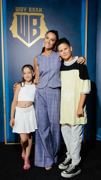 Агата Муцениеце с сыном и дочерью 