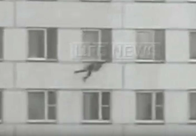 Опубликовано видео падения бойца ОМОНа с 10-го этажа | ya62.ru