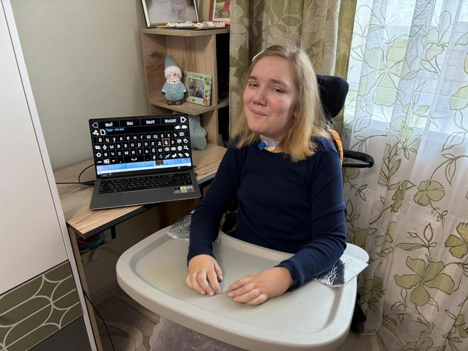 Алиса Петунина дышит с помощью специального аппарата | Источник: фонд «Дедморозим»