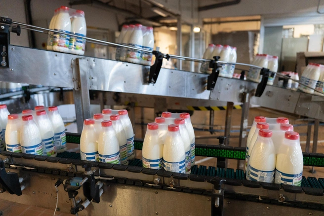 Предприятие ежедневно выпускает тысячи литров молочной продукции | Источник: пресс-служба «Логика молока»