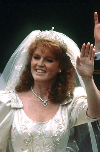 Сара, герцогиня ЙоркскаяСледующая виндзорская невеста не просто не имела фамильной тиары, но даже не могла похвастаться благородным происхождением. Но так уж получилось, что возлюбленная принца Эндрю так понравилась Елизавете, что она – в качестве исключения – подарила Саре совершенно новую тиару. Бриллиантовое украшение было сделано на заказ домом Garrard, и оставалось единственной тиарой герцогини. Сегодня убранство носит название Йоркской бриллиантовой тиары, и, скорее всего, именно в нем к алтарю пойдет младшая дочь Сары Евгения.