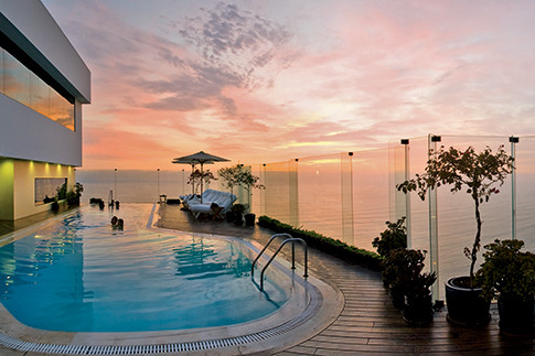 Бассейн с видом на Тихий океан на крыше Miraflores Park Hotel в Лиме. | Источник: Архивы пресс-служб