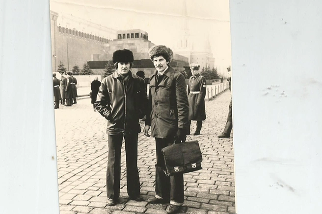 1991 год. Между социализмом и капитализмом. Алексей Капустин в Москве на совещании. Фото сделано в тот день, когда на Красной площади уже появились российские триколоры, но еще не были сняты все советские флаги | Источник: из личного арзива