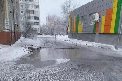 'Danger is Very Real': Omsk Residents Stranded by Yard Hot Water Burst