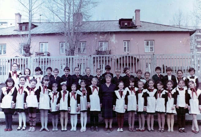 Новосибирская школа № 121 на улице Тружеников. 1978 год  | Источник: pastvu.com