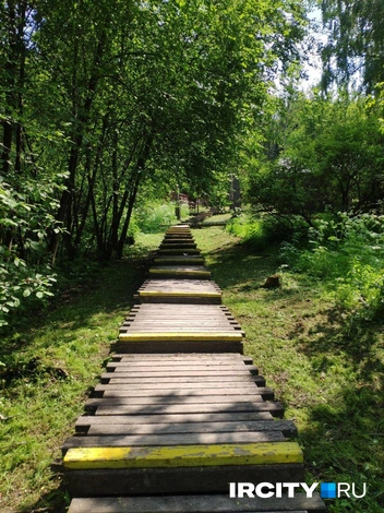 Передвижение по территории — по таким настилам | Источник: Алёна Кашпарова / «ИрСити»