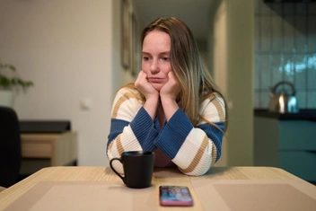 «Мужчина сам познакомился, начал флиртовать, пообещал приехать в мой город, а потом стал гулять с бывшей»