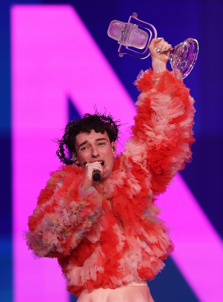 Победитель «Евровидения-2024» Nemo разбил свою награду прямо на сцене