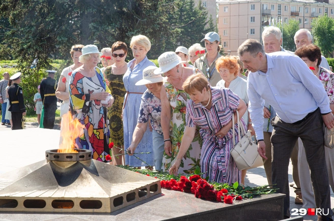 К памятному знаку «Ратному подвигу Северодвинцев» пришли горожане с цветами | Источник: Александр Тонких / 29.RU