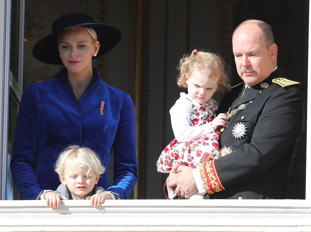Принц Жак Оноре Ренье и его сестра Габриэлла-Тереза-Мария Гримальди вместе с родителями князем Альбером и княгиней Шарлен во время Национального дня Монако, 19 ноября 2017 года | marieclaire.ru
