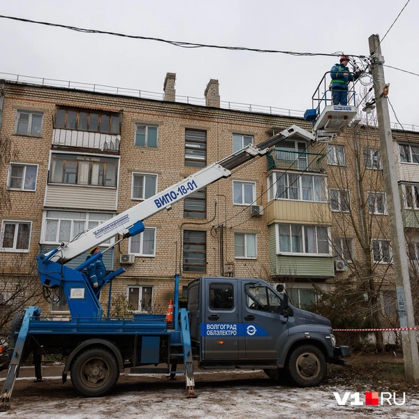 Фонарные столбы пришлось временно обесточить | Источник: Алексей Волхонский / V1.RU