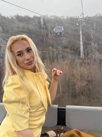 Это фото Анастасия сделала за пару дней до даты планируемого вылета. Ухоженная красавица с длинными волосами охотно позировала на канатной дороге | Источник: Анастасия Степашкина