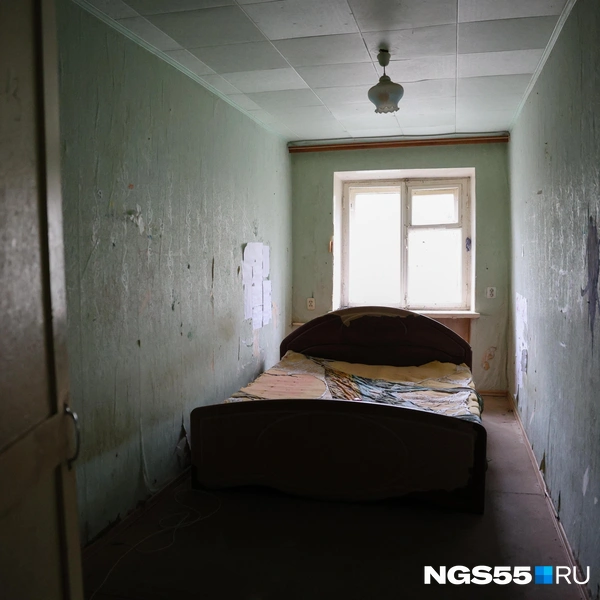 В комнате минимализм — кровать и лампа | Источник: Евгений Софийчук / NGS55.RU