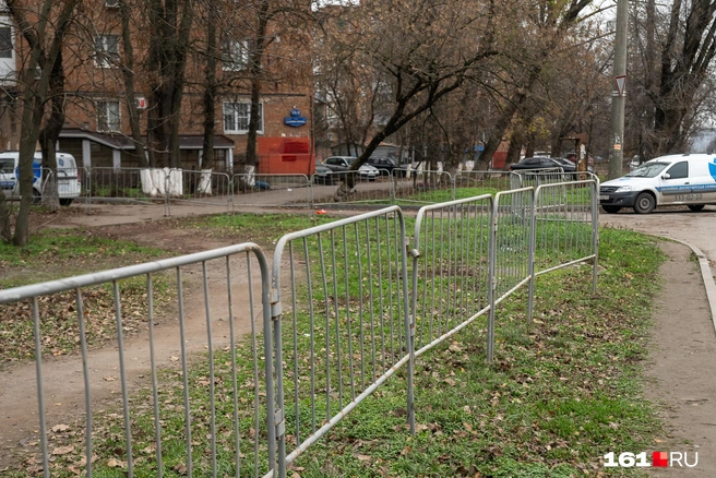 Люди ходят привычными тропинками, несмотря на ограждения | Источник: Евгений Вдовин / 161.RU