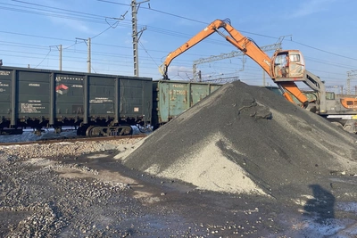 Железная дорога доставляет материалы для ремонта дорог в Костромской области