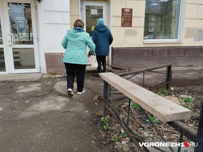 Перед аптекой даже сделали лавочку | Источник: Дмитрий Волгин / Voronezh1.ru