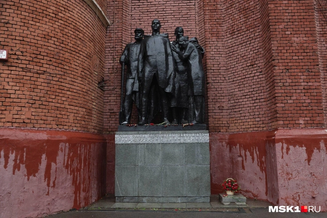 У монумента до сих пор стоят цветы | Источник: Дмитрий Толстошеев / MSK1.RU