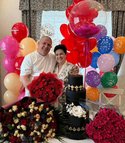 Черный торт, море цветов и любящий муж рядом: Елена Голунова отметила день рождения