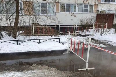 Пожилой мужчина пострадал в шурфе с кипятком на улице Стойкости