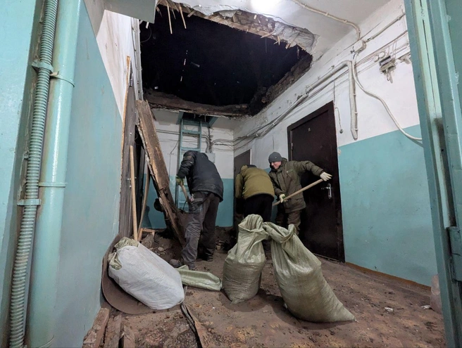 Работники устраняют последствия  | Источник: Мария Ленц / NGS24.RU