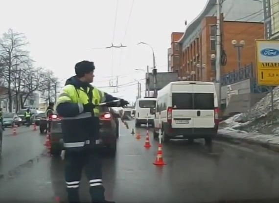 Видео: ГИБДД проводит масштабный рейд у «Барса» на Московском шоссе | ya62.ru