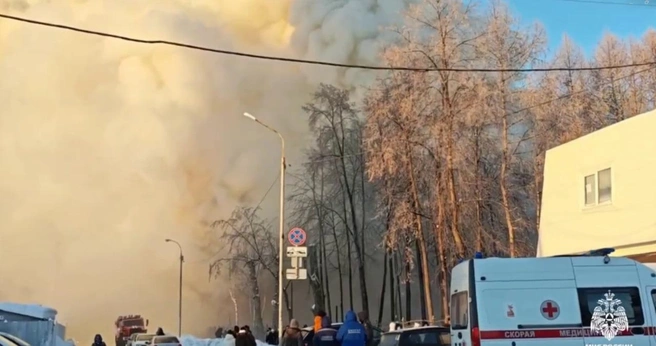Людей эвакуировали из здания | Источник: МЧС
