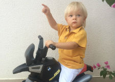 Сын Яны Рудковской гоняет на мотоцикле