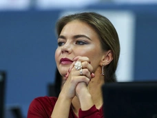 Похудевшая и с кольцом на пальце. Алина Кабаева впервые за долгое время вышла на связь