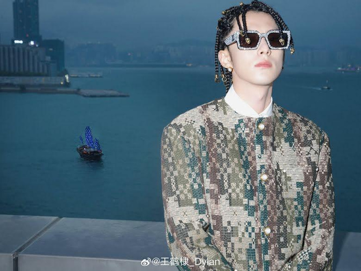 Нетизены осудили Дилана Вана за необычный образ на показе Louis Vuitton в Гонконге