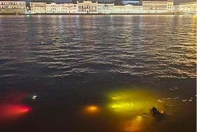 Машина скатилась в Неву, помогли фридайверы