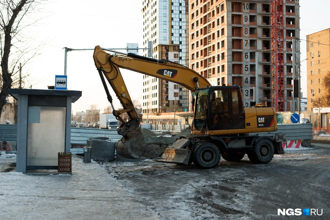 Сейчас участок на Титова-Петропавловской до сих пор разрыт | Источник: Андрей Бортко / NGS.RU