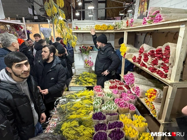 Москвичи прицениваются к цветам | Источник: Артём Устюжанин / MSK1.RU