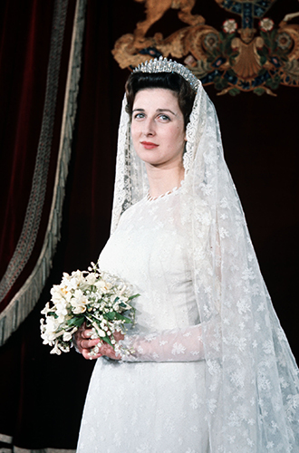 Принцесса Александра КентскаяА еще через два года под венец пошла единственная дочь Герога и Марины, принцесса Александра Кентская, чьим избранником стал достопочтенный Ангус Огливи, второй сын графа Эйрли. Девушка для своего торжества одолжила тиару-франж своей матери – ту самую, от мэра и города Лондона, которую Марина получила по случаю свадьбы. Очень символично.