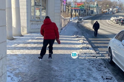 Владивостокцы катаются на коньках по льду вместо тротуаров