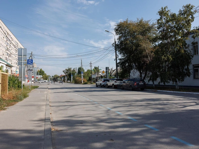 Зона платной парковки съела по целому ряду с каждой стороны дороги | Источник: Алексей Волхонский / V1.RU