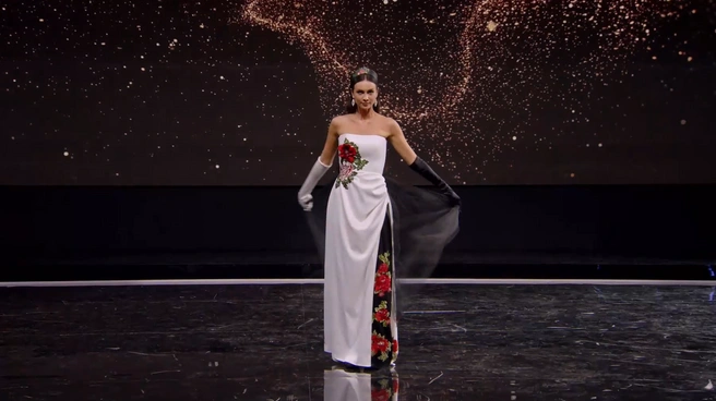 Платье для арт-дефиле было вышито узорами тюменского ковра | Источник: missoffice.org