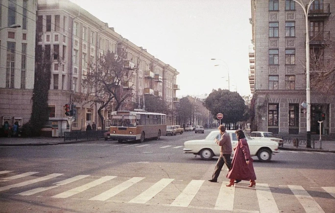 Пересечение улицы Красной и Мира, 1991 год. Здания справа уже нет, на его месте построили новый отель  | Источник: imgsrc.ru