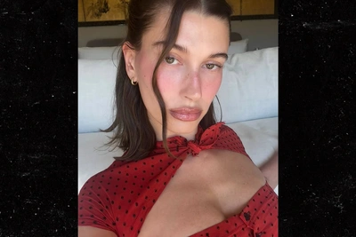 Хейли Бибер в соблазнительных селфи с сочными губами