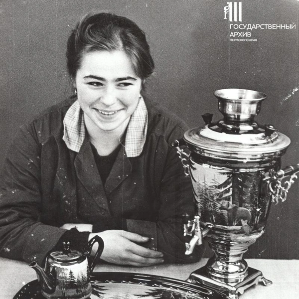 Красавица у расписного суксунсого самовара, 1994 год | Источник: В. Сердитых / Госархив Пермского края