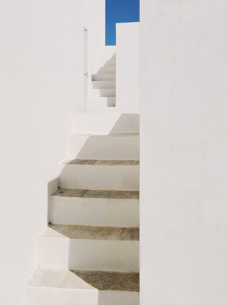 Модернистский дом в духе рисунков Эшера в Греции
